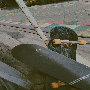 Écouter "Like Him (Best Part Looped)" de Lewis Hanton