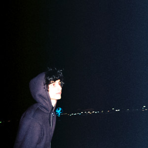 Écouter "never find u" de sombr