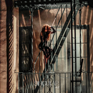 Écouter "Looking at Me" de Sabrina Carpenter
