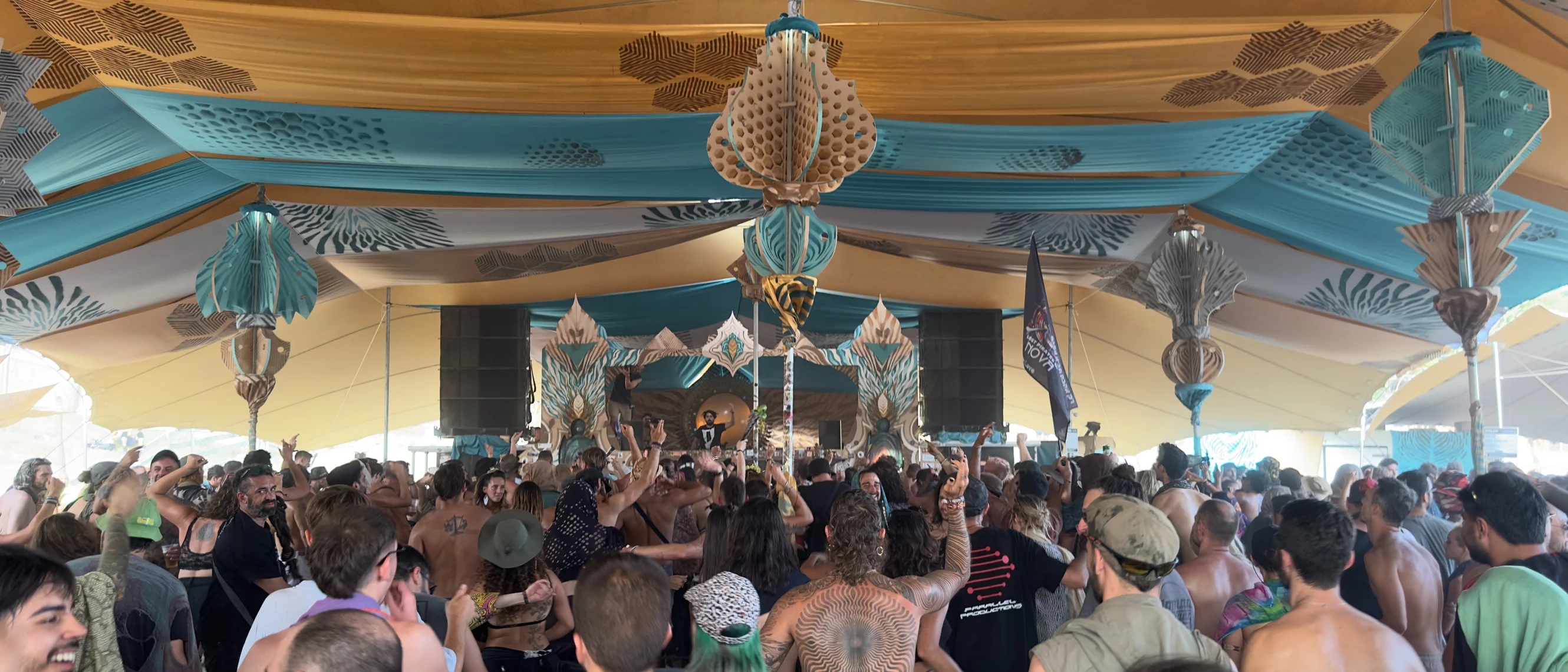 Klipsun playing to a packed tent at Ozora Festival
