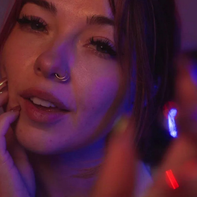 ASMR 💫comforting mumbles with face tapping and scratching..